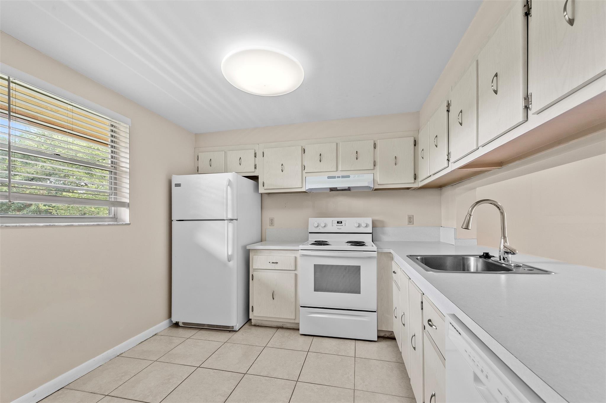 Welcome to this freshly painted 2-bedroom, 2-bathroom condo located on the second floor in one of Davie's most desirable communities. This bright and spacious unit features a screened balcony, in-unit washer and dryer, and one reserved parking space. Enjoy access to community amenities including a sparkling pool and tennis courts.
Ideally located just minutes from shopping, dining, entertainment, and top colleges like NOVA, FAU, Broward College, and NAU. Commuting is a breeze with easy access to I-595 and the Turnpike.
Rent includes water, sewer, and trash. Plenty of guest parking available.
