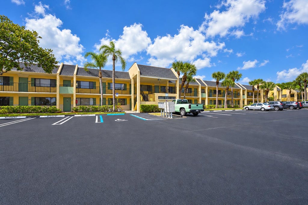 Photo of 1509 Meadows Circle W, Boynton Beach, FL 33436 (MLS # B26081589)
