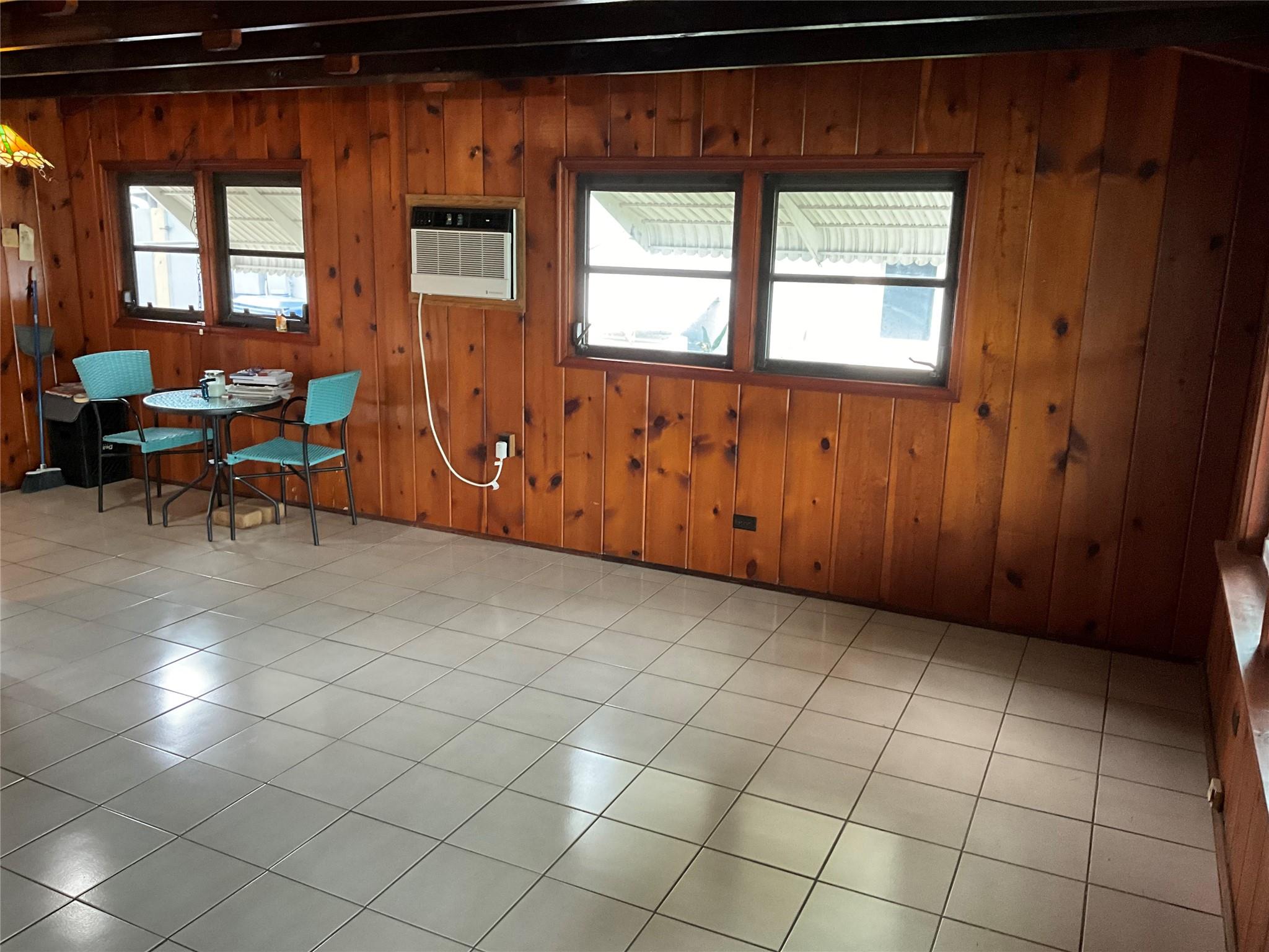 Middle River Plaza 9-52 B - Residential