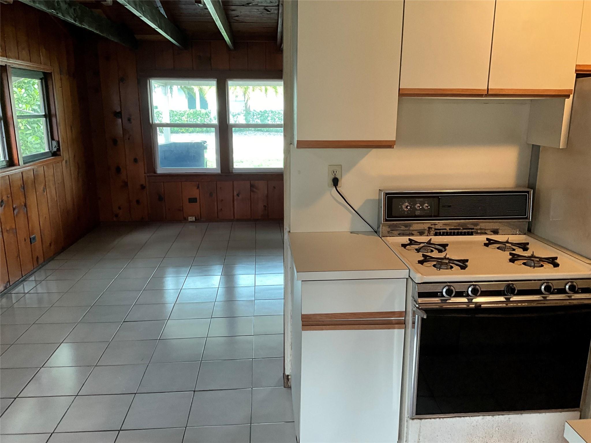 Middle River Plaza 9-52 B - Residential