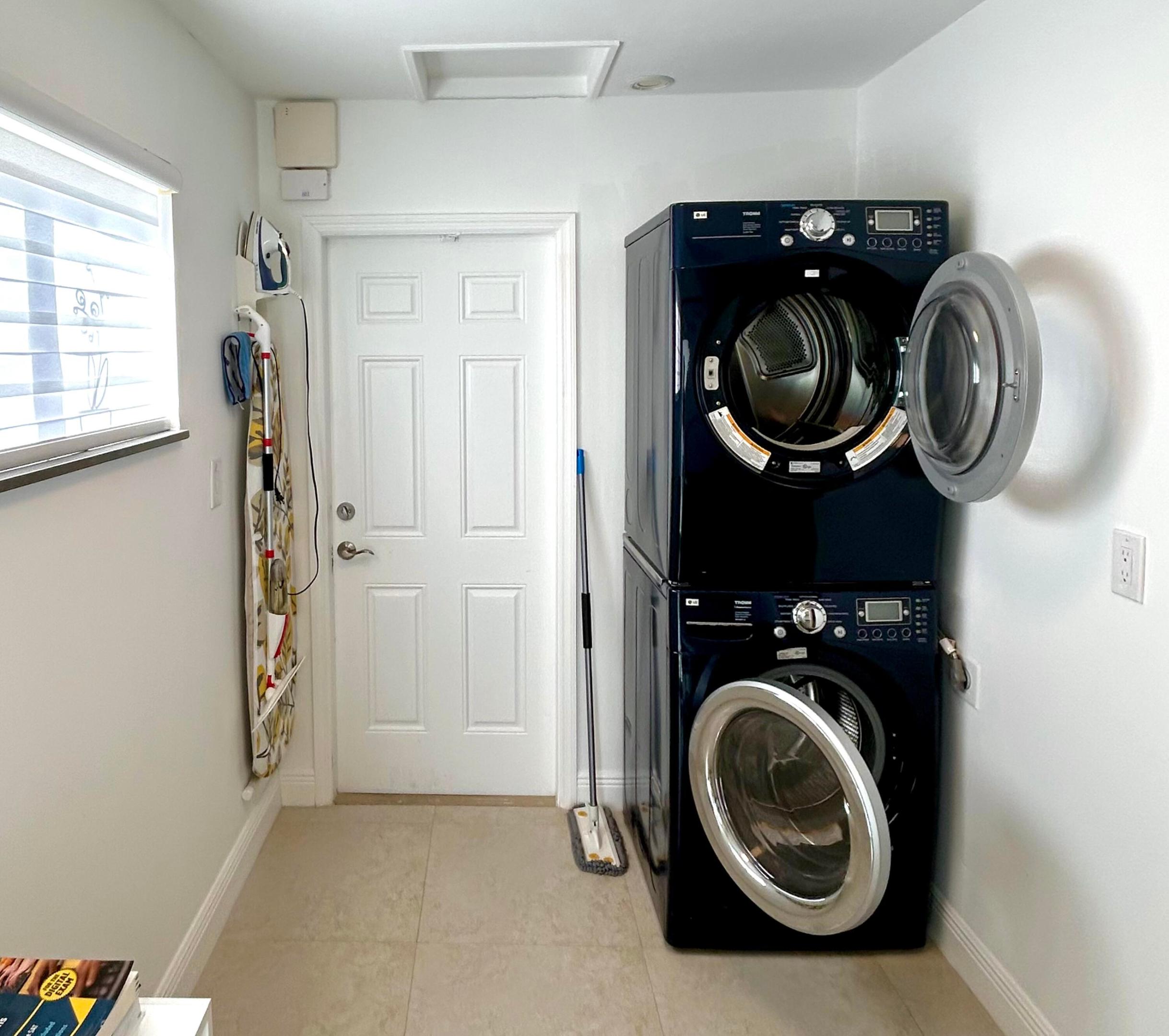 HOLLYWOOD HILLS - Residential