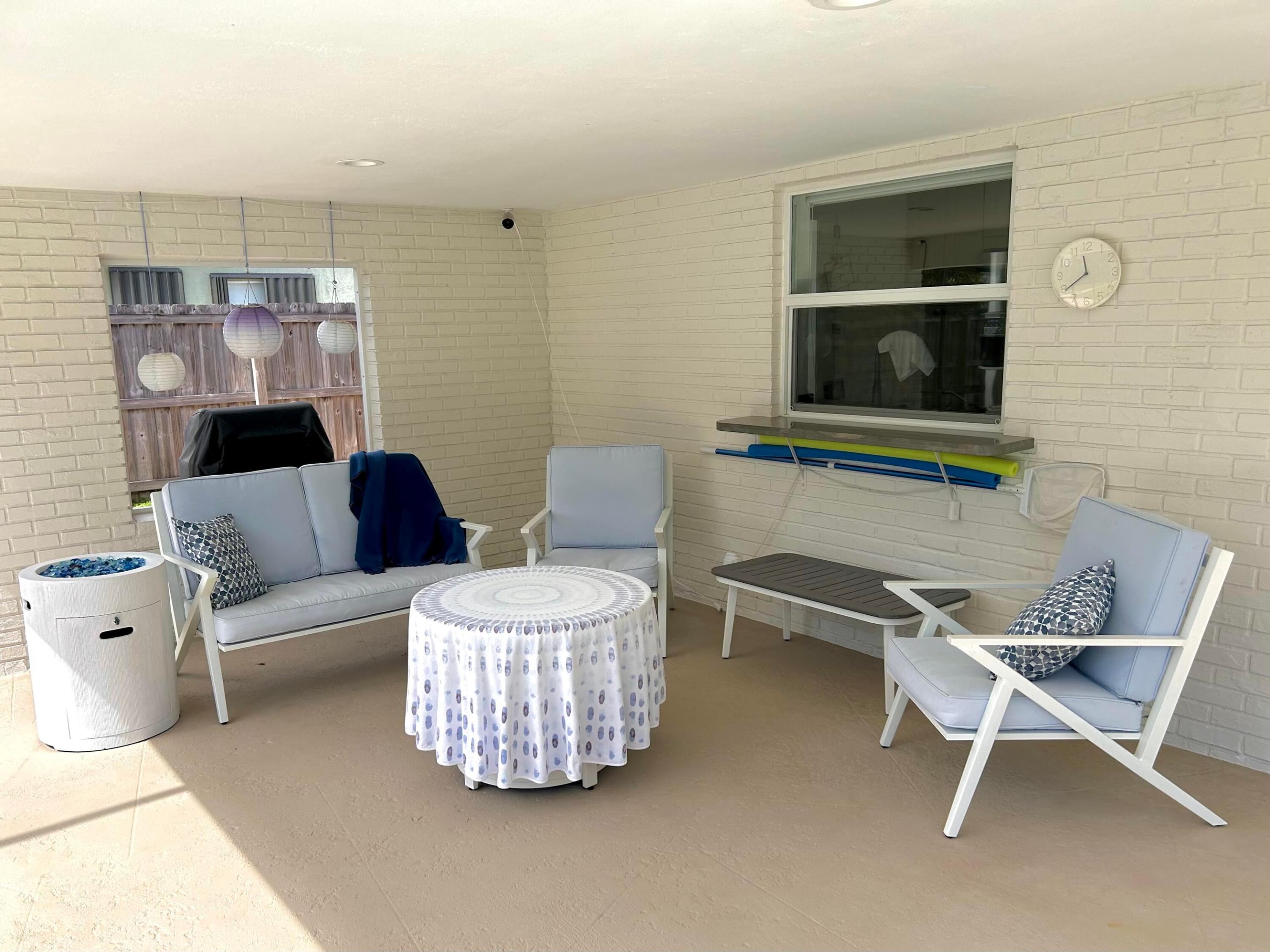 HOLLYWOOD HILLS - Residential