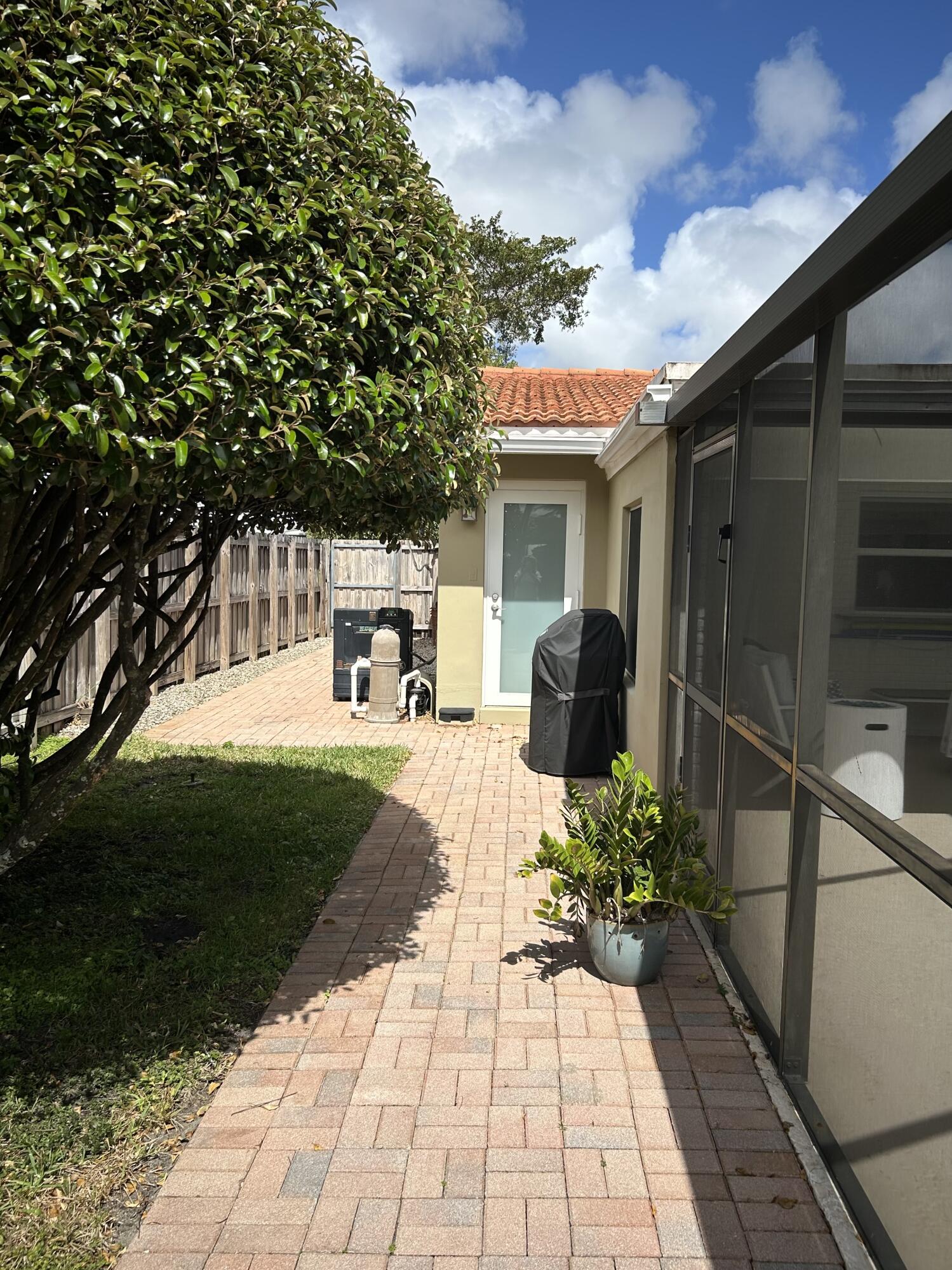 HOLLYWOOD HILLS - Residential