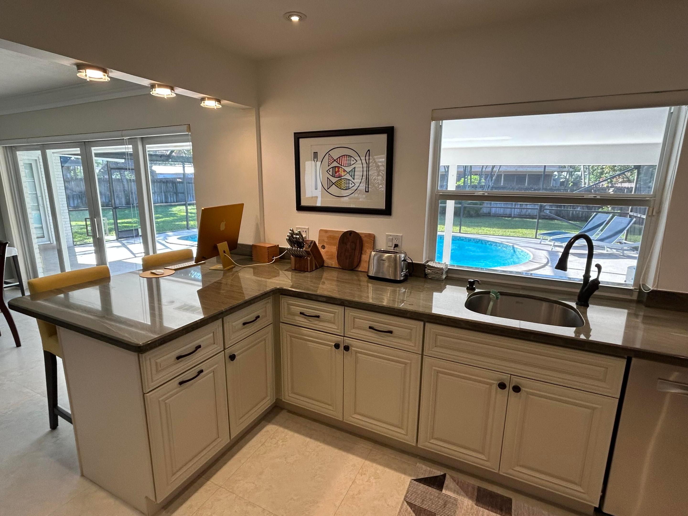 HOLLYWOOD HILLS - Residential