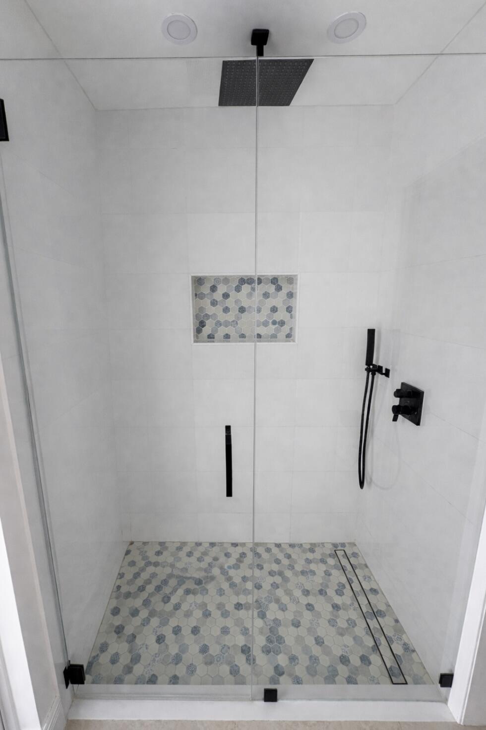 HOLLYWOOD HILLS - Residential