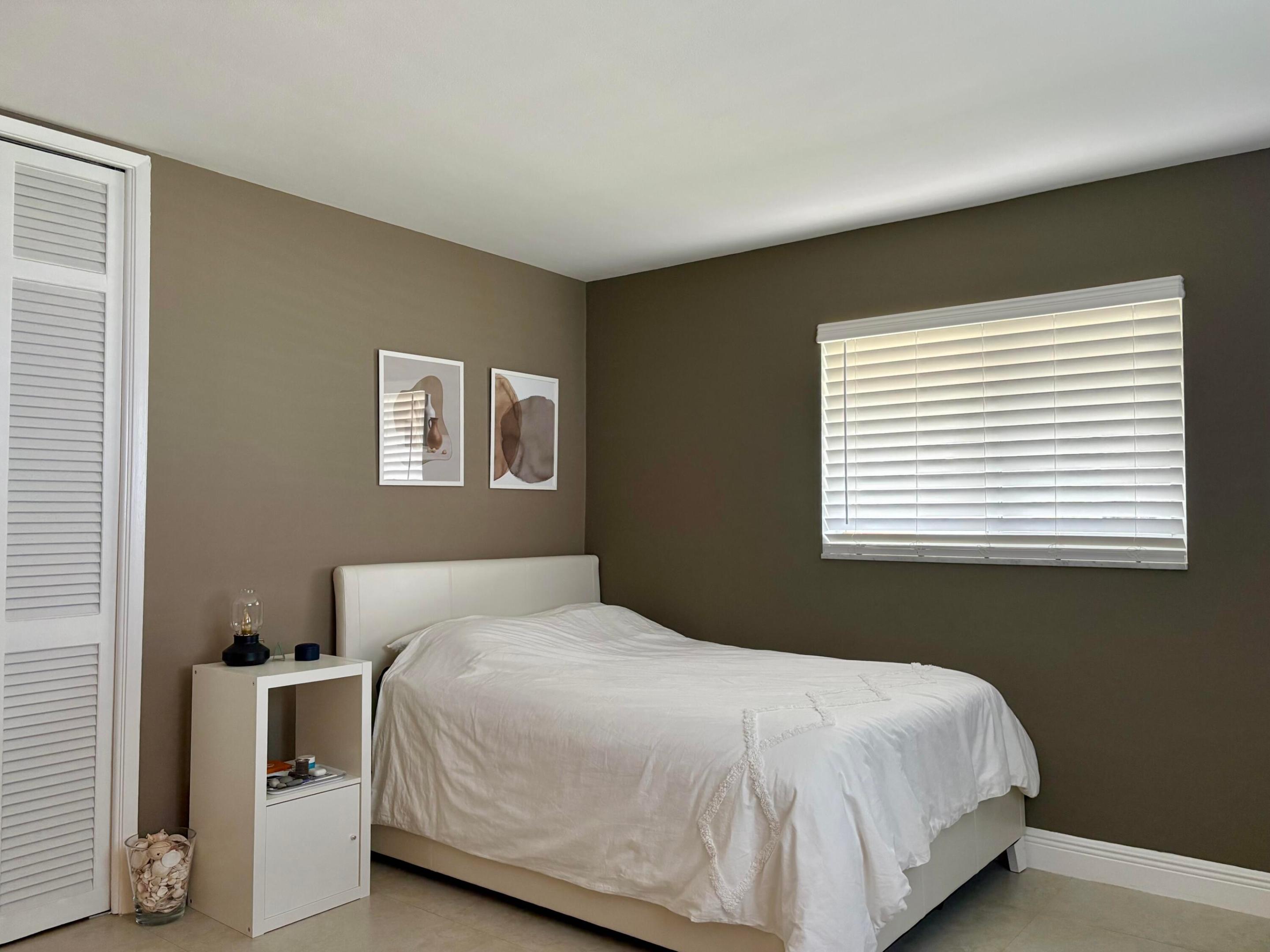 HOLLYWOOD HILLS - Residential