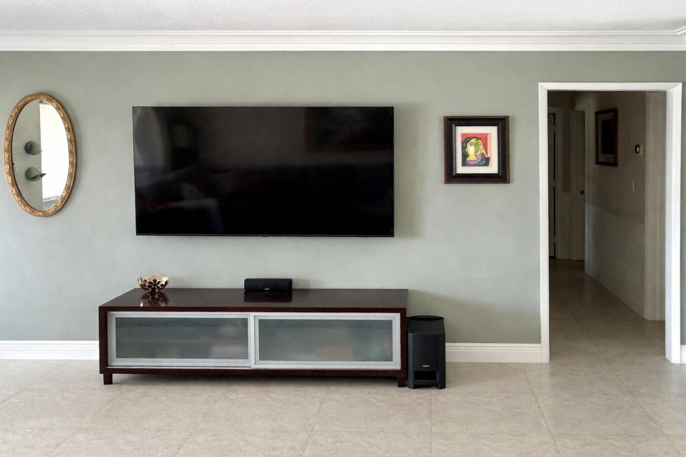 HOLLYWOOD HILLS - Residential