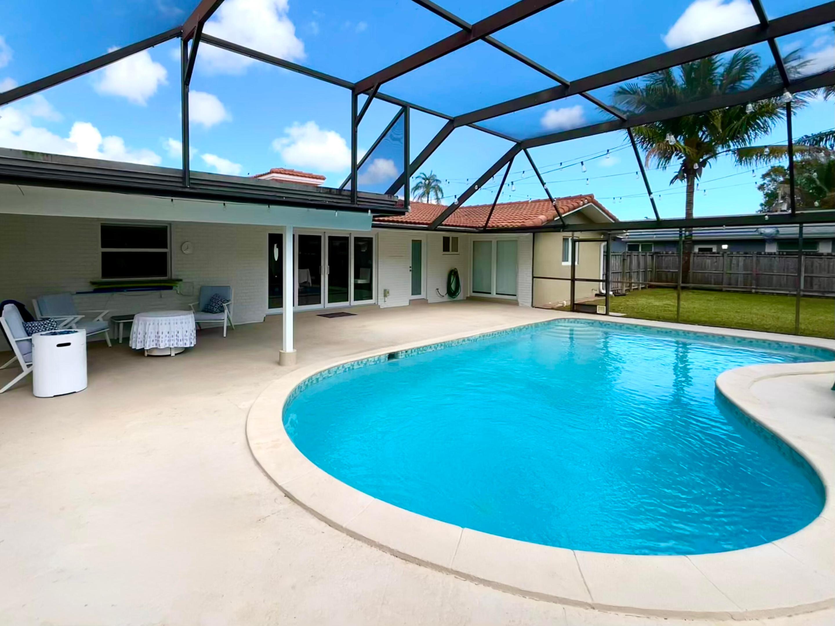 HOLLYWOOD HILLS - Residential