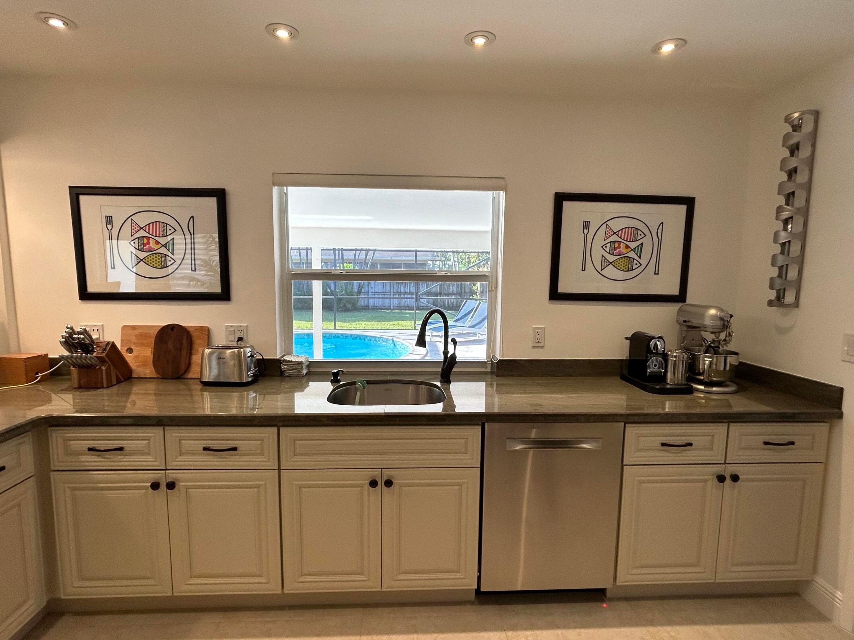 HOLLYWOOD HILLS - Residential