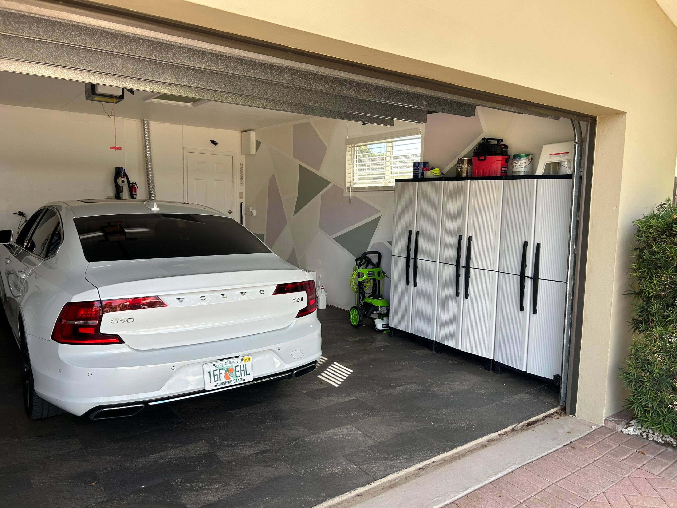 HOLLYWOOD HILLS - Residential