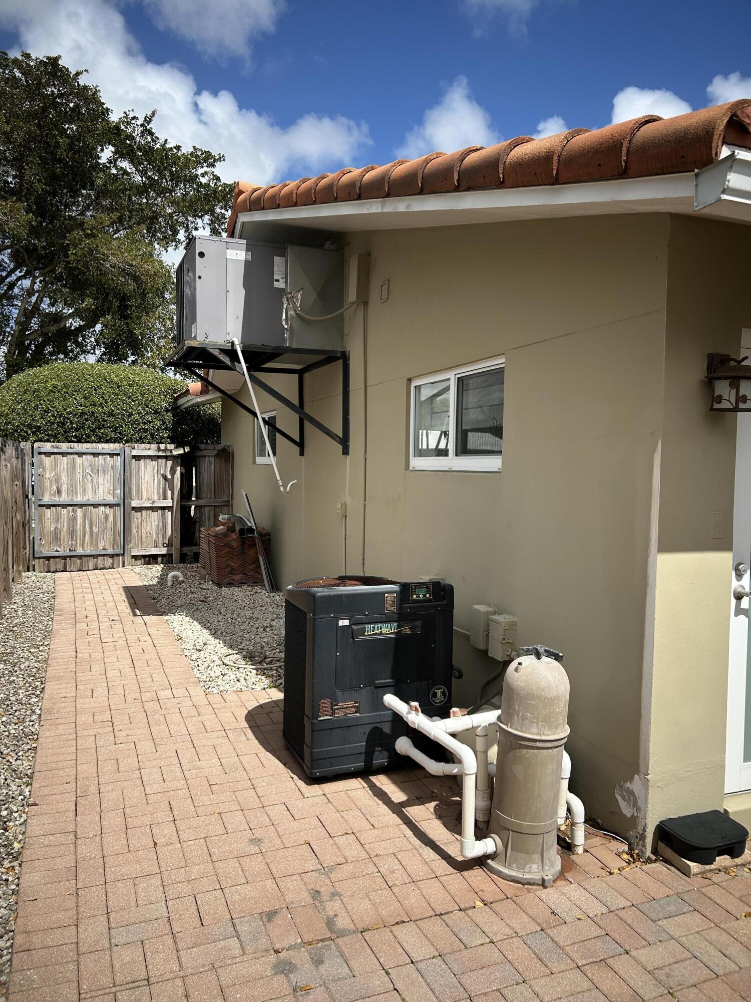 HOLLYWOOD HILLS - Residential