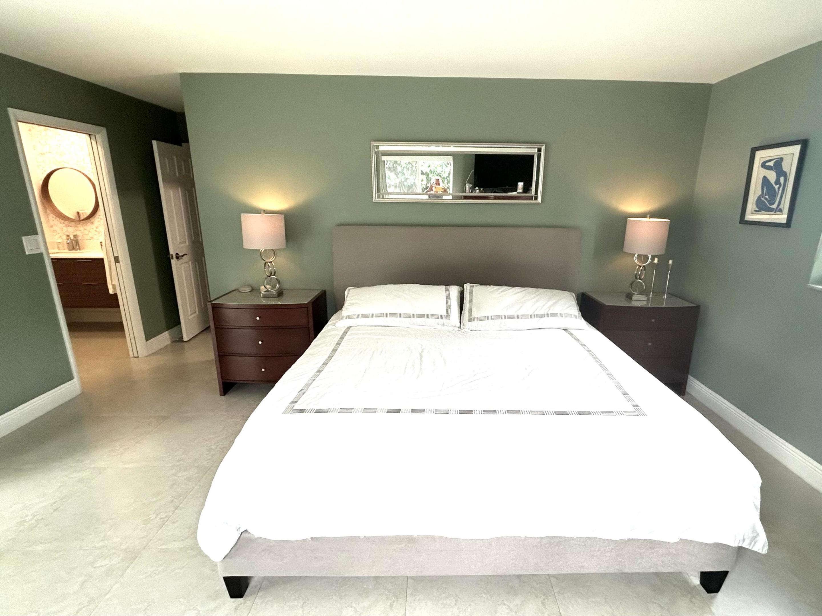 HOLLYWOOD HILLS - Residential