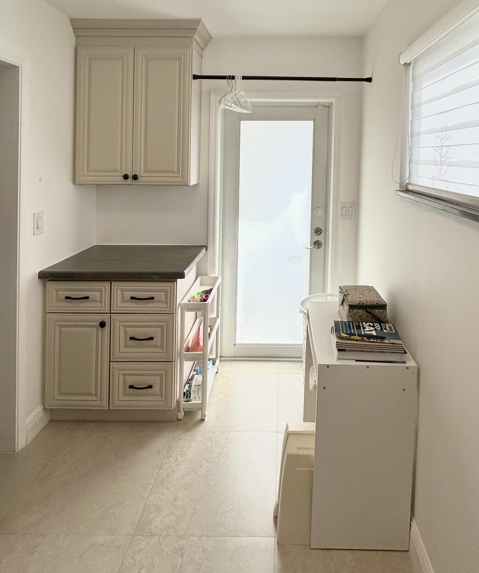 HOLLYWOOD HILLS - Residential