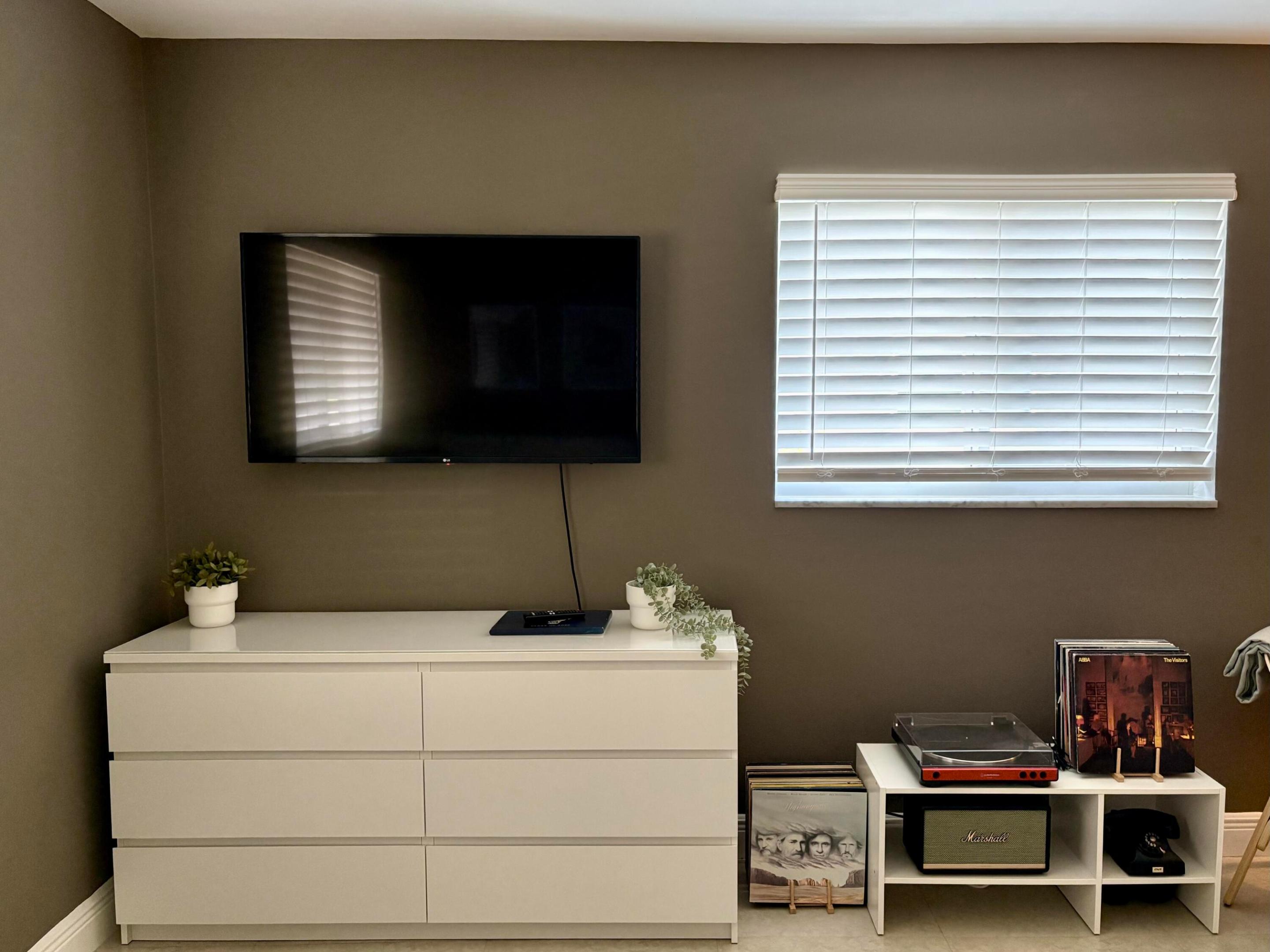 HOLLYWOOD HILLS - Residential