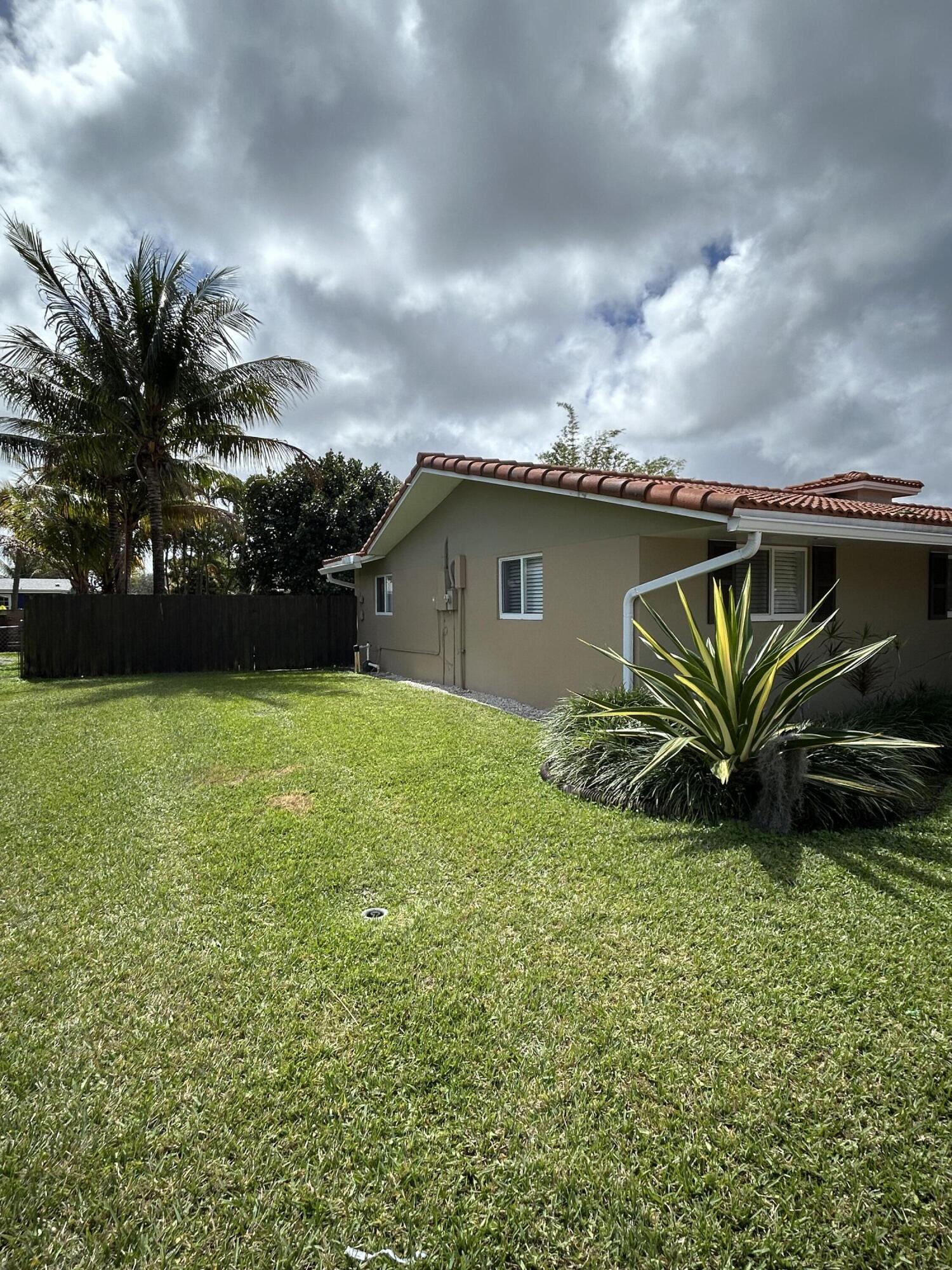 HOLLYWOOD HILLS - Residential