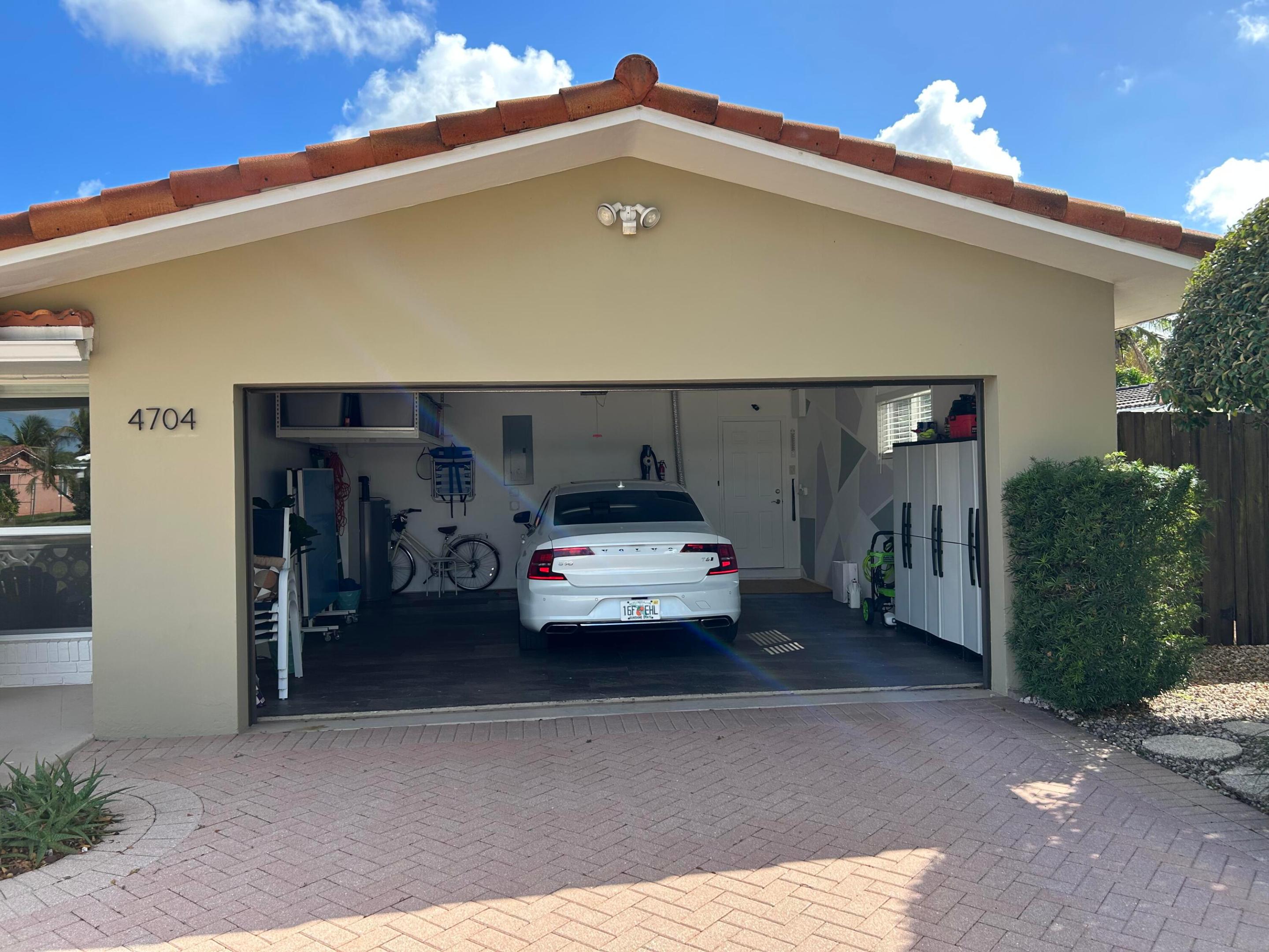 HOLLYWOOD HILLS - Residential