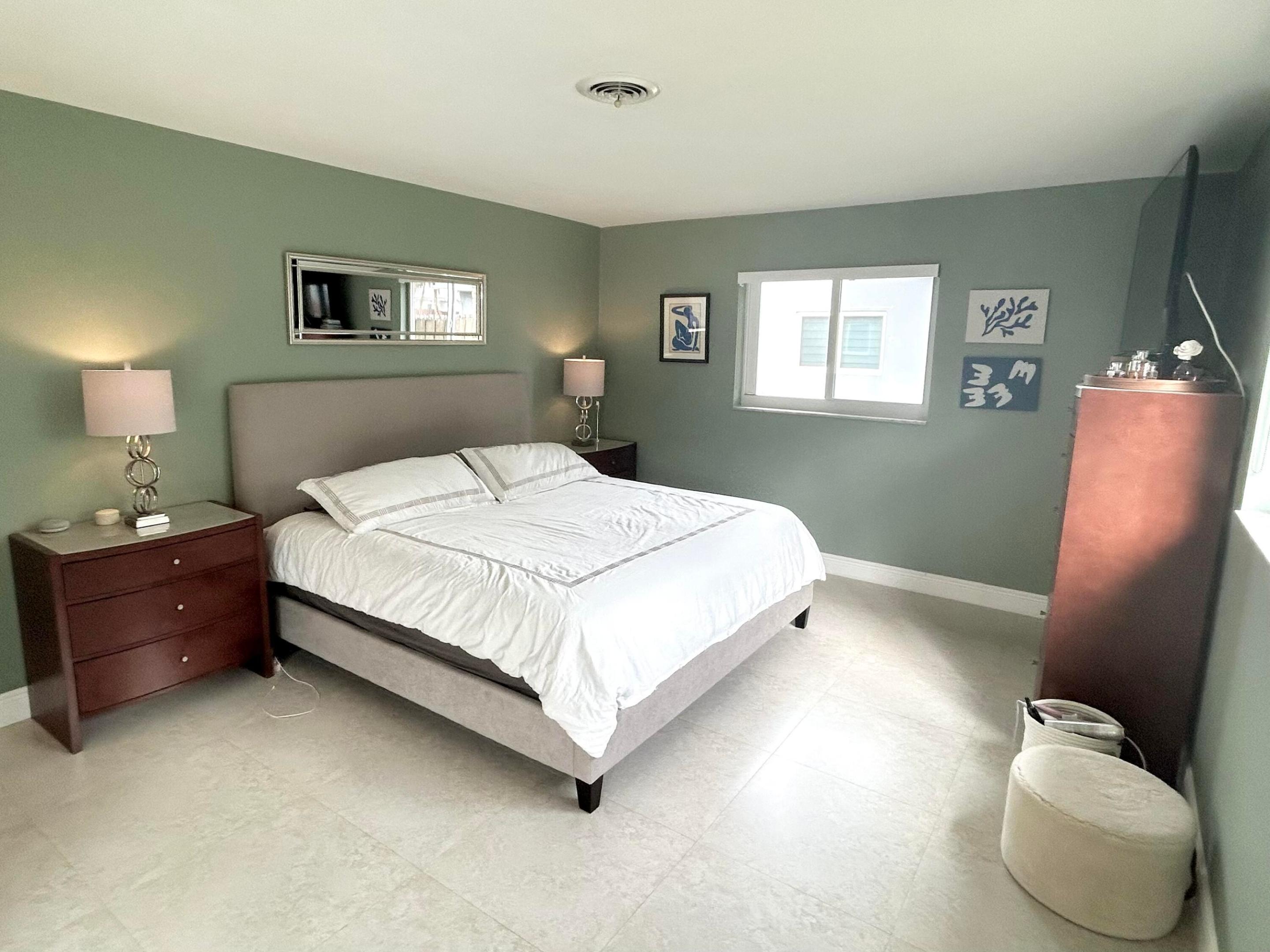 HOLLYWOOD HILLS - Residential