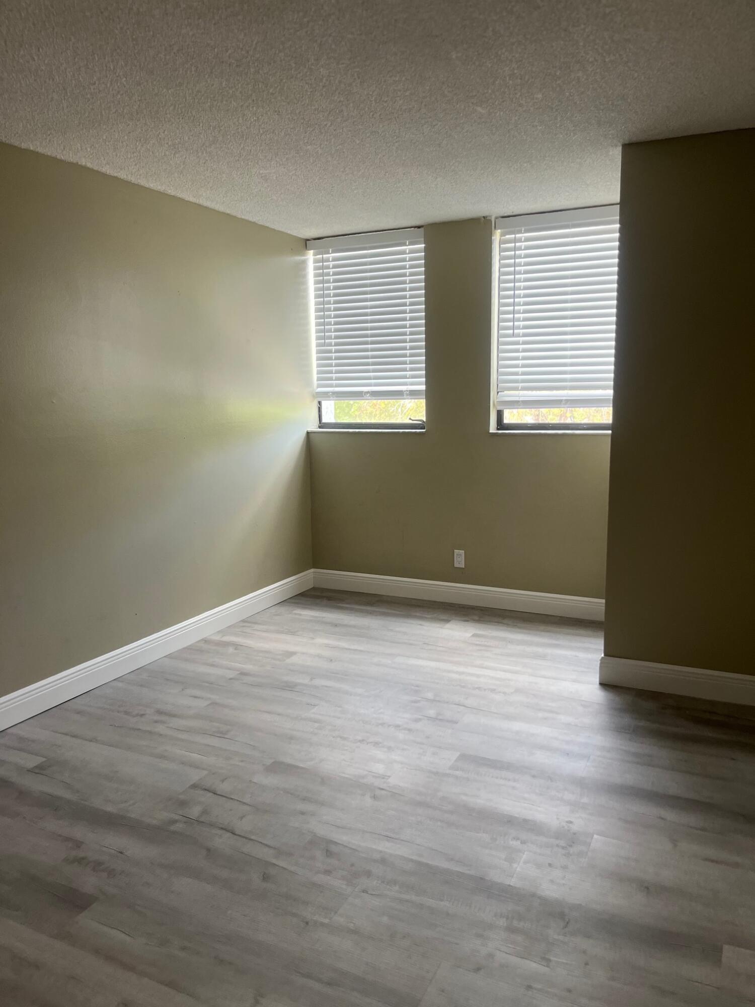 PRESIDENTIAL GOLFVIEW CONDO - Residential