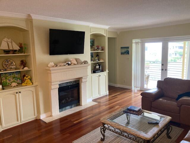 Palm Royal Apts - Residential