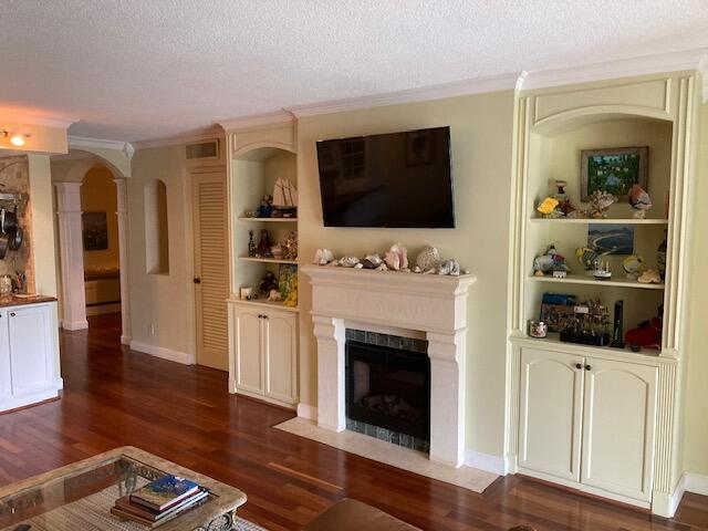 Palm Royal Apts - Residential