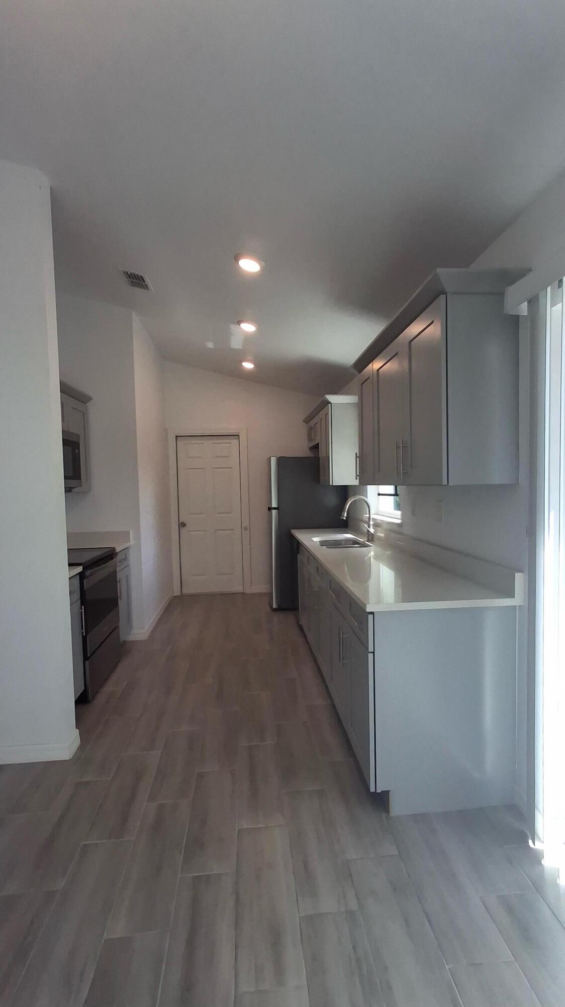 RAINBOW LAKES ESTATES SEC A - Residential Lease