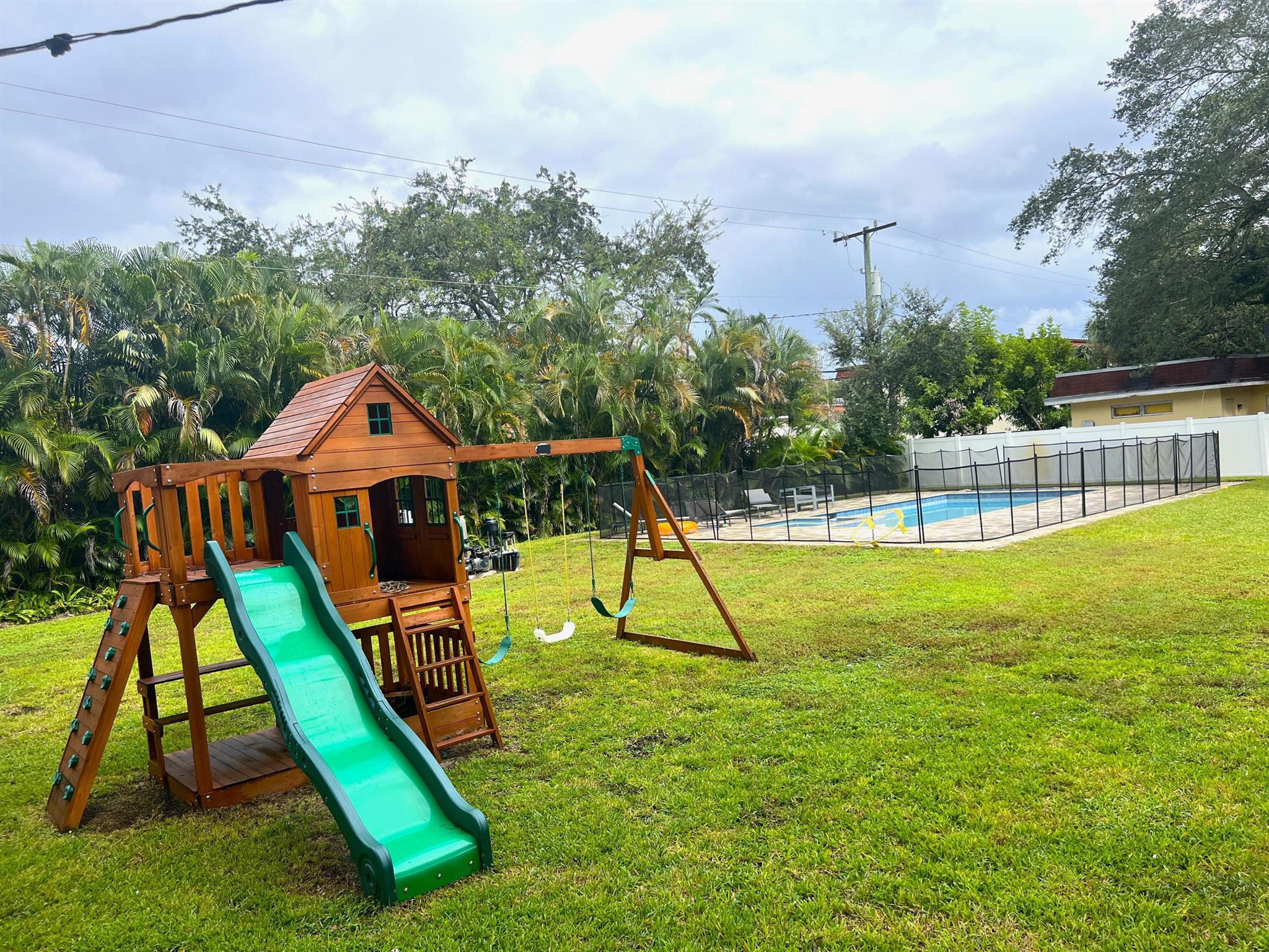 ELLAS LITTLE ACRES 1ST AD - Residential Lease