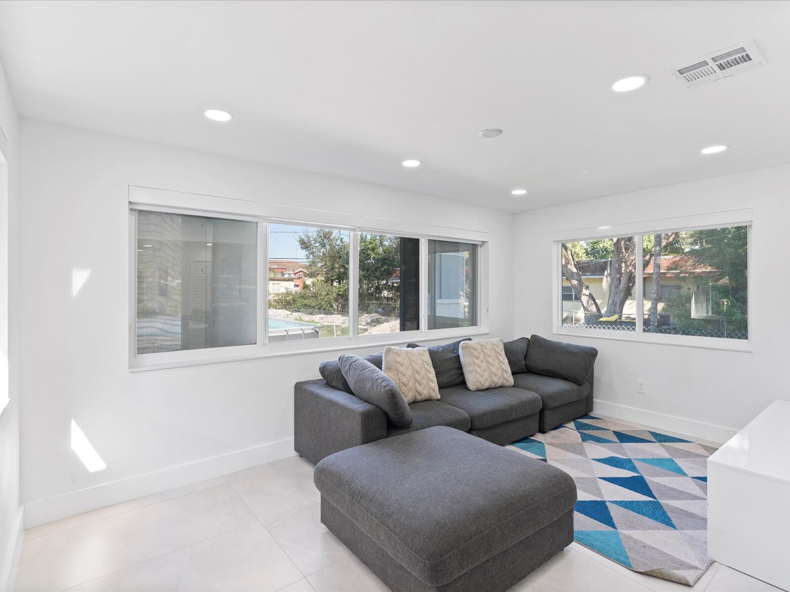 ELLAS LITTLE ACRES 1ST AD - Residential Lease