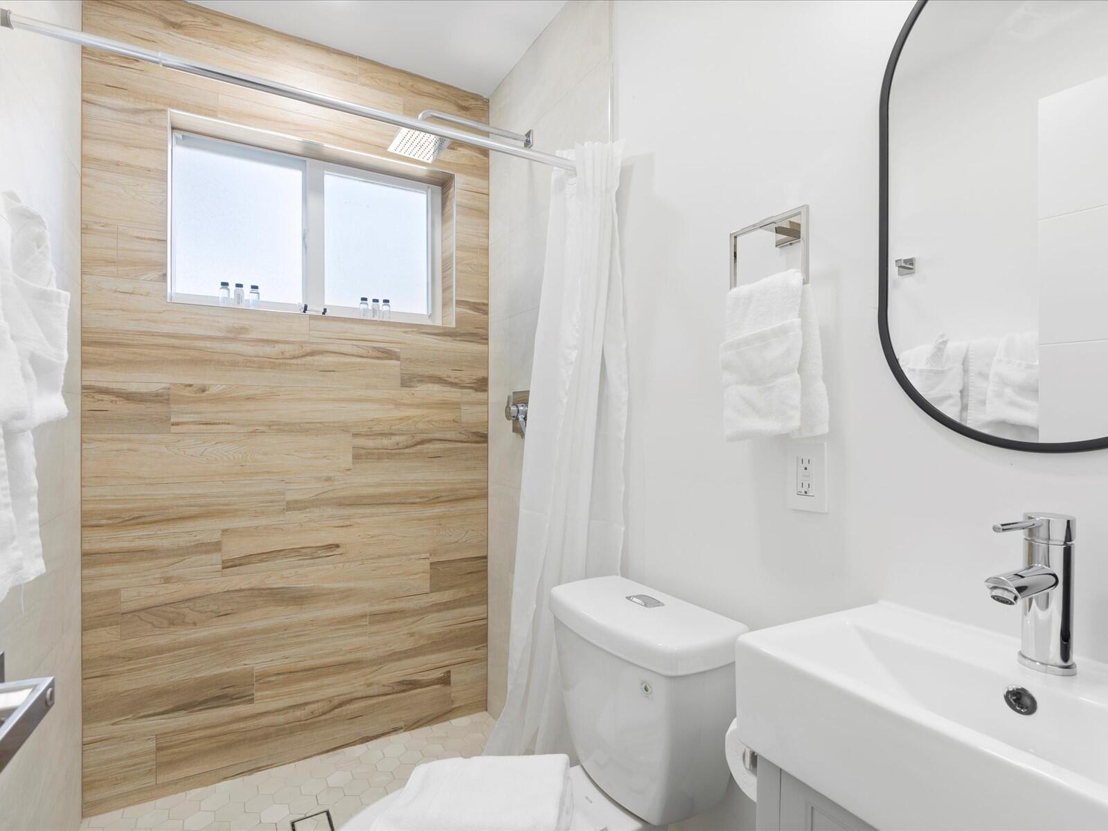 ELLAS LITTLE ACRES 1ST AD - Residential Lease