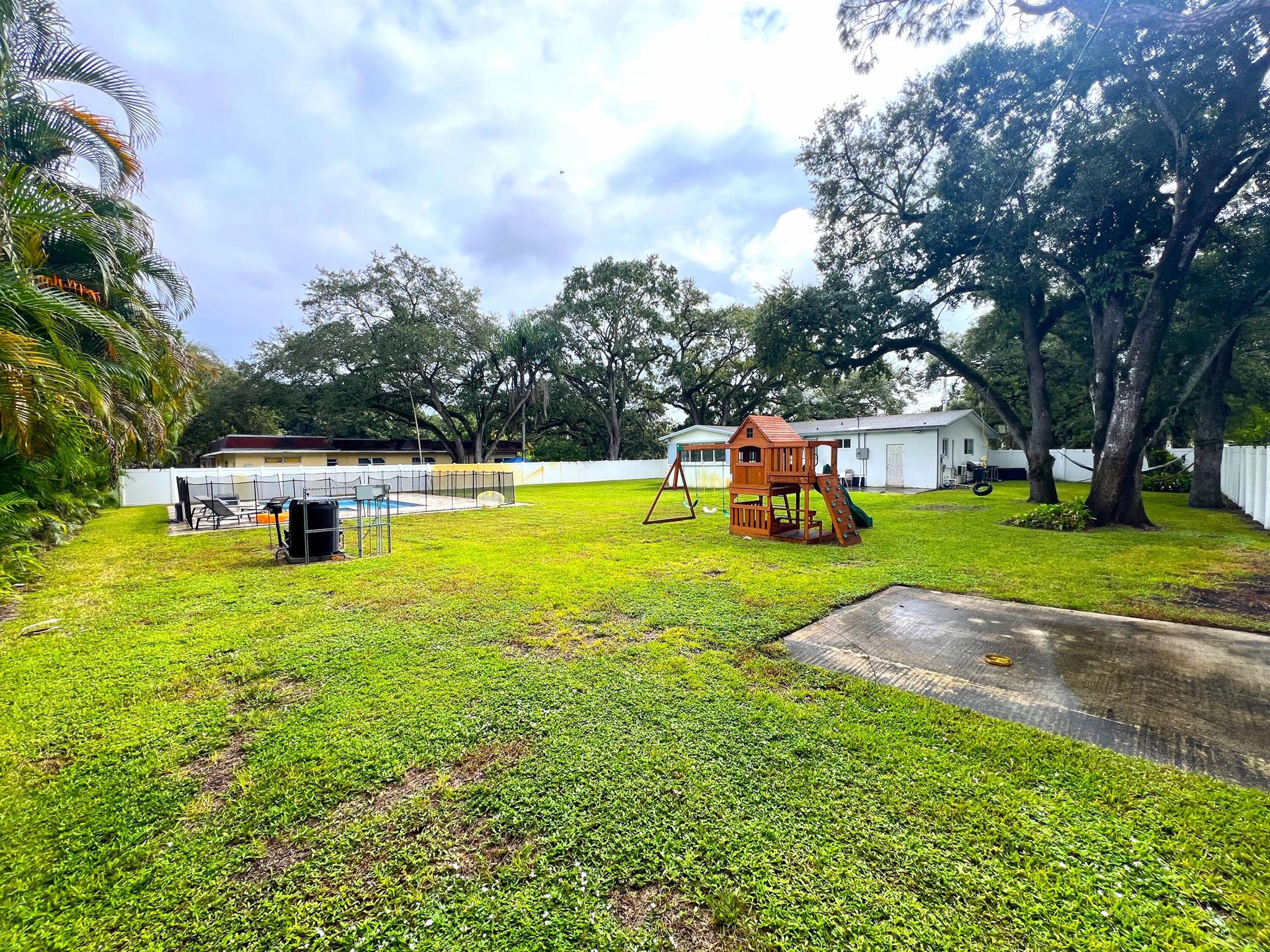 ELLAS LITTLE ACRES 1ST AD - Residential Lease