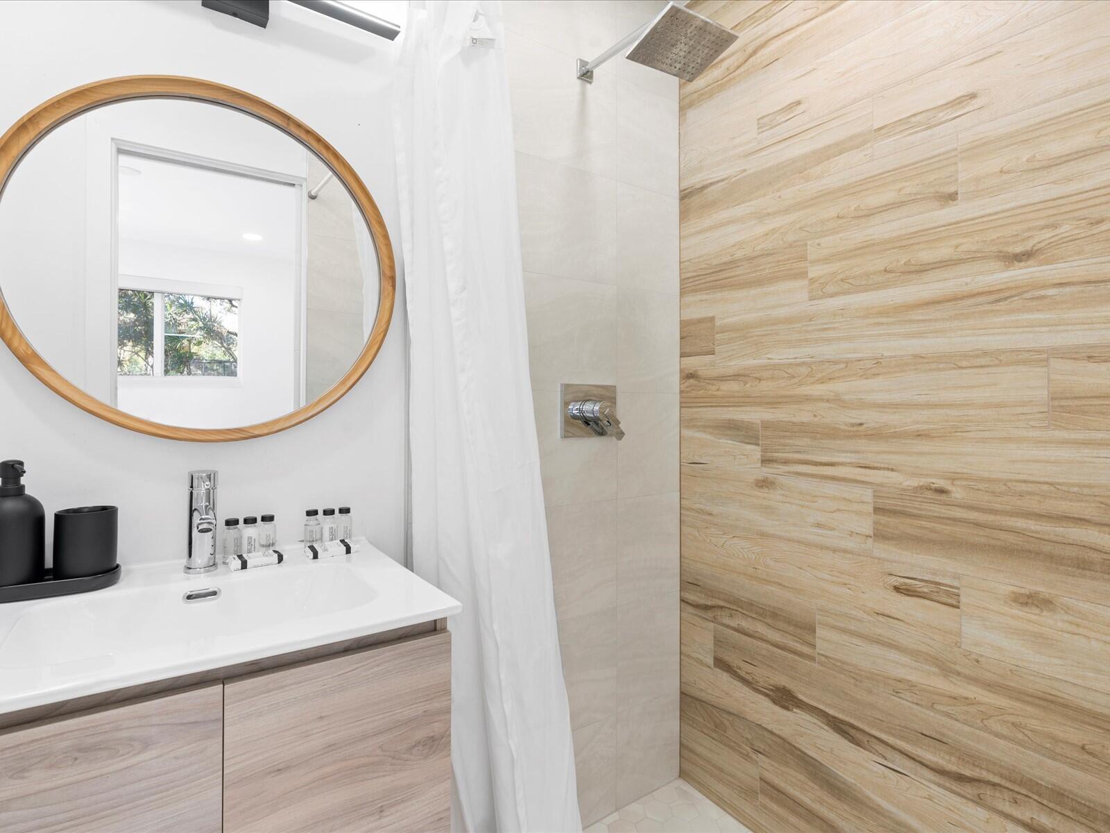 ELLAS LITTLE ACRES 1ST AD - Residential Lease