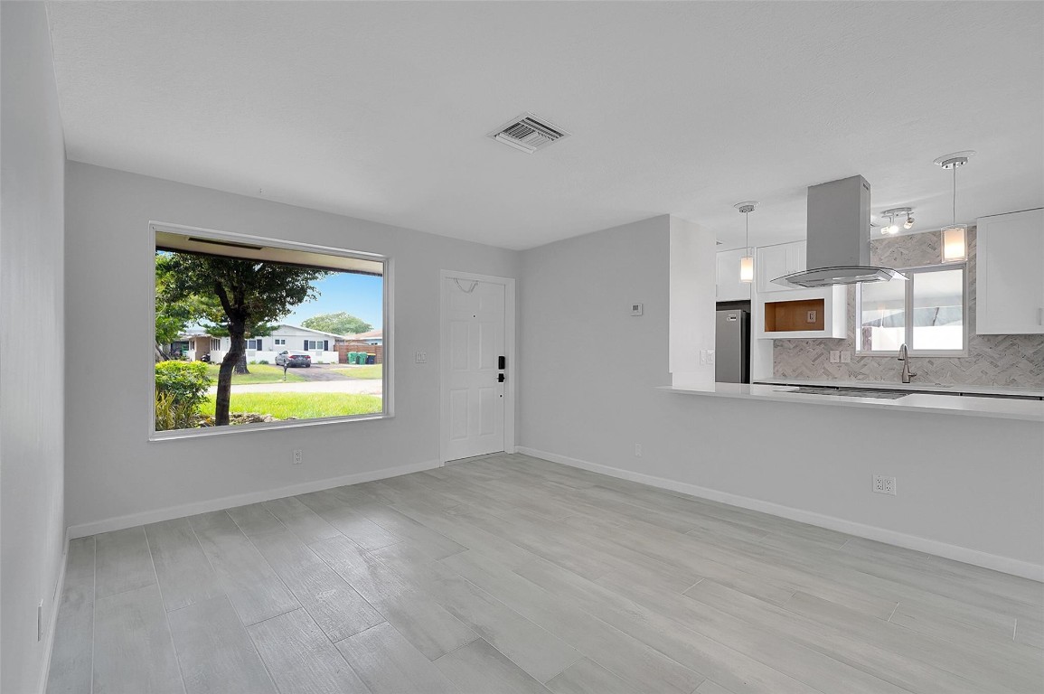 TROPICAL HAVEN - Residential Lease