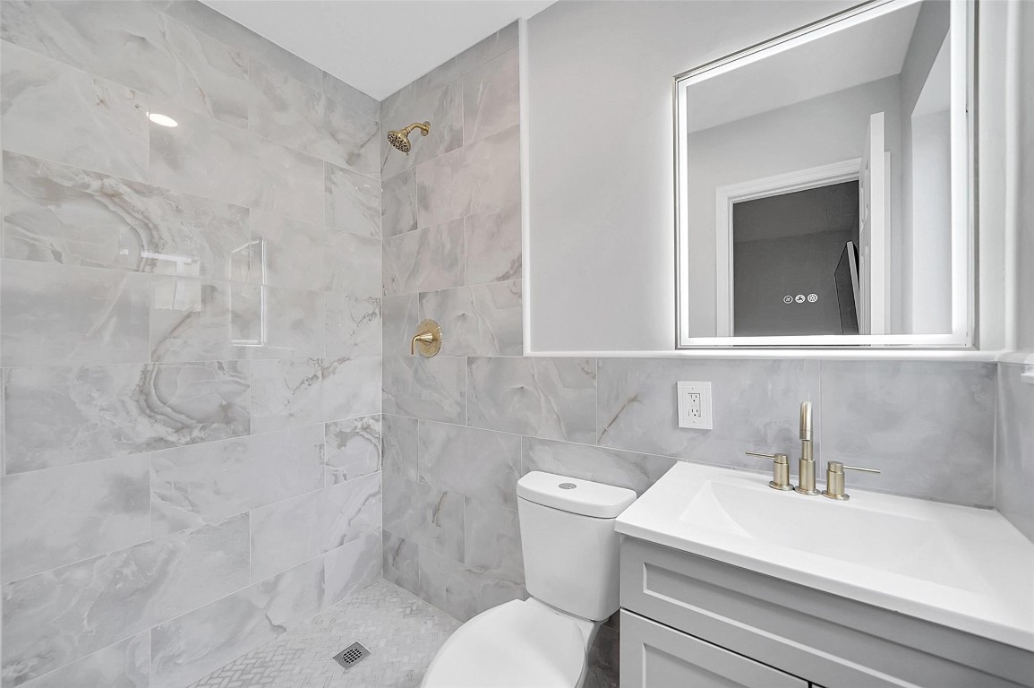 TROPICAL HAVEN - Residential Lease