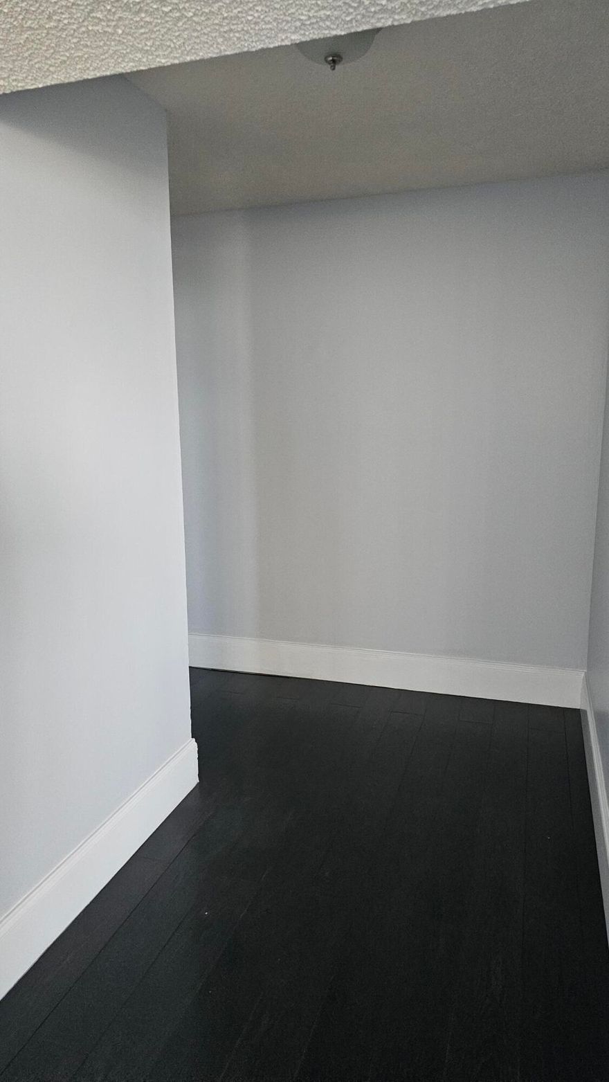 PERFECT LOCATION IN AVENTURA.   GREAT CORNER UNIT  IN THIS COMMUNITY WITH PLENTY OF AMENITIES.  WALKING DISTANCE TO FRESH MARKET AND MAJOR SHOPPING AREA. EASY TO SHOW.