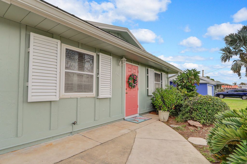 Photo of 1906 Eucalyptus Avenue, Fort Pierce, FL 34949 (MLS # R10946619)