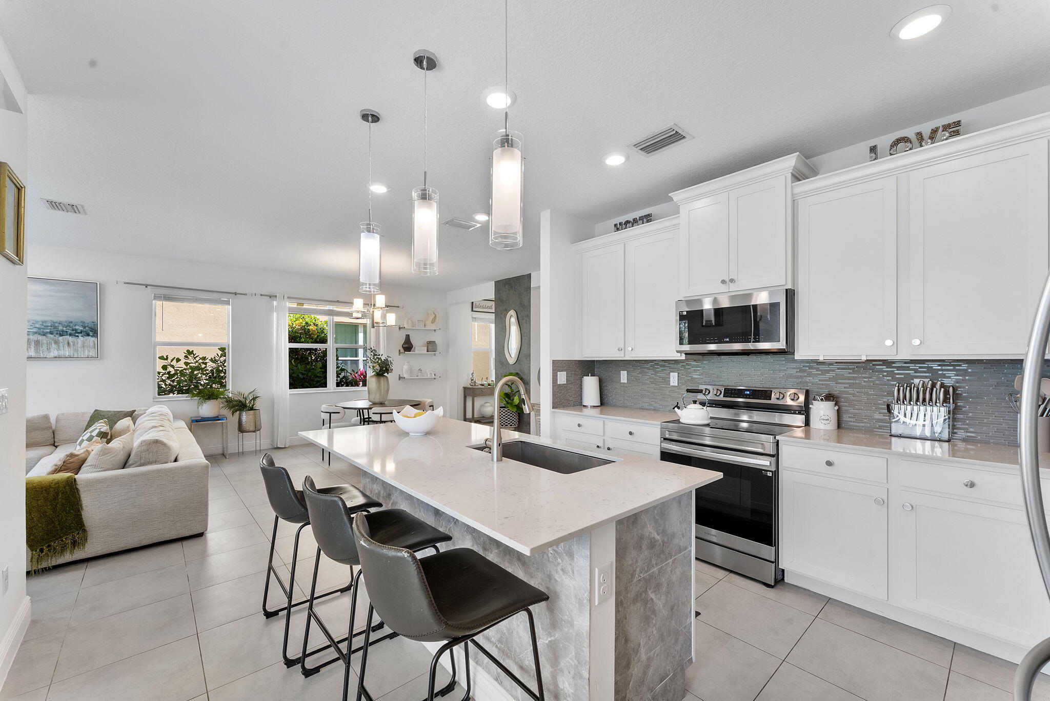 CRYSTAL LAKE 1ST SEC - Residential