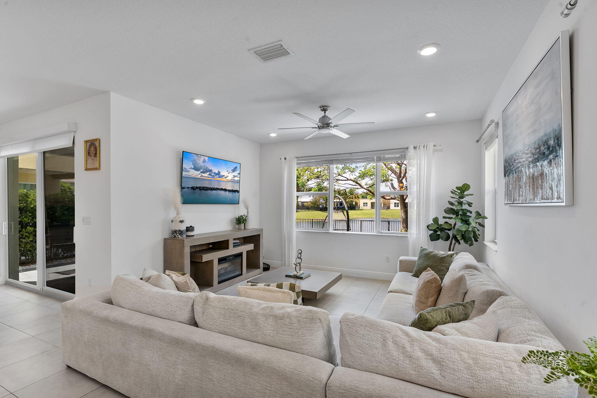 CRYSTAL LAKE 1ST SEC - Residential