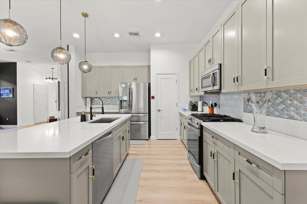 WHISPERING OAKS - Residential