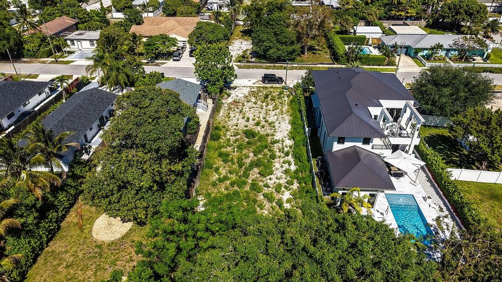 Photo of 618 SE 2nd Avenue, Delray Beach, FL 33483 (MLS # B26030328)