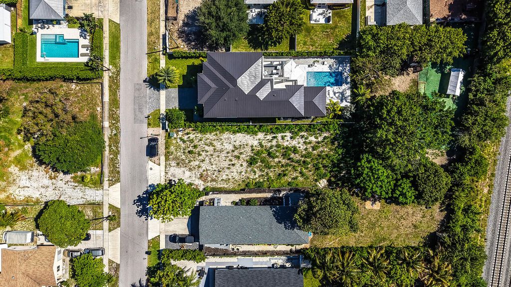 Photo of 618 SE 2nd Avenue, Delray Beach, FL 33483 (MLS # B26030328)