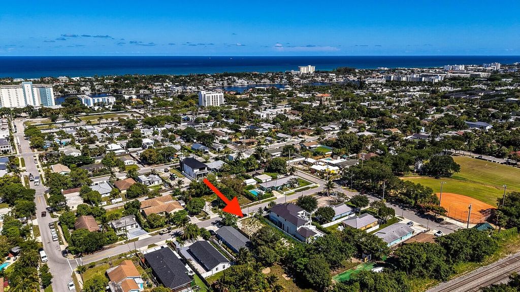 Photo of 618 SE 2nd Avenue, Delray Beach, FL 33483 (MLS # B26030328)
