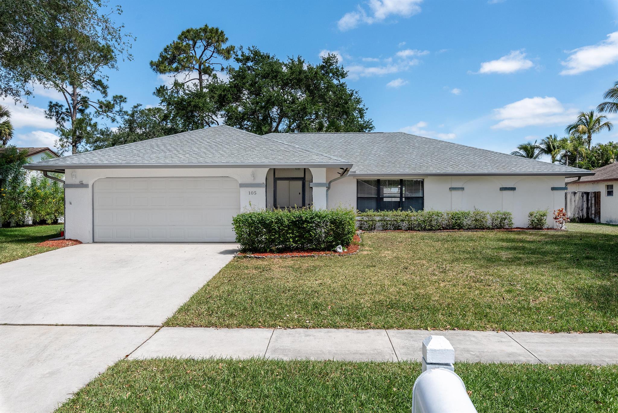 🏡 Welcome to 105 Greenwood Ct, where luxury meets comfort! This stunning home boasts a NEW ROOF, NEW KITCHEN, NEW BATHROOMS, and fresh paint throughout. Enjoy state-of-the-art stainless steel appliances, beautiful wooden floors, and new tile. Also has a garbage disposal included, Schedule a viewing today and experience upscale living in Royal Palm Beach!