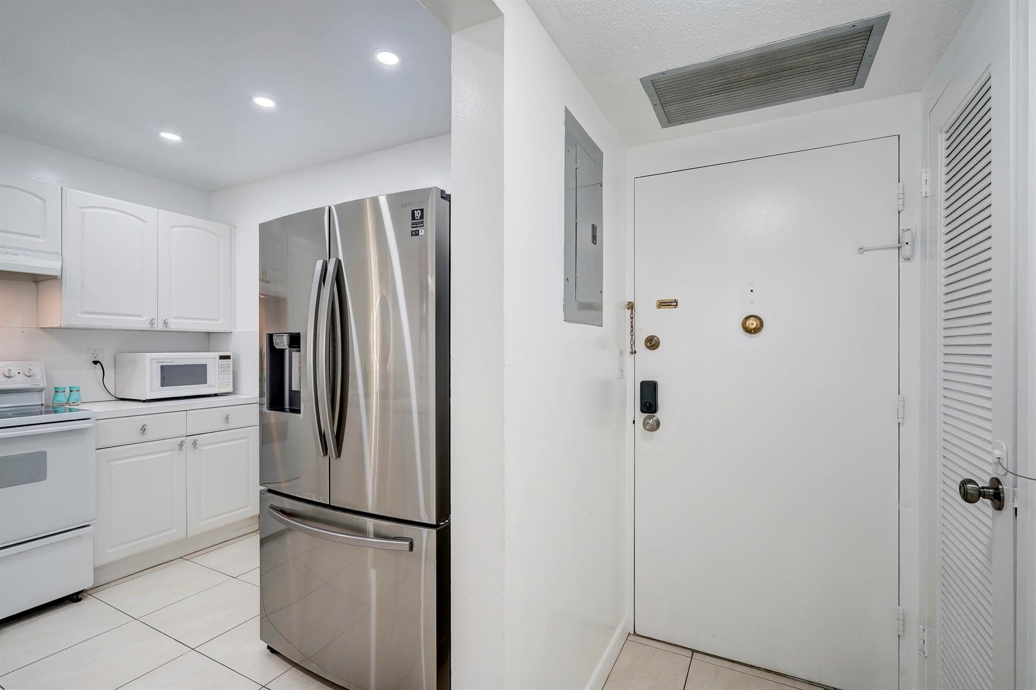 Hollywood, Florida 33019, United States, 1 Bedroom Bedrooms, ,2 BathroomsBathrooms,Residential,Active,209465