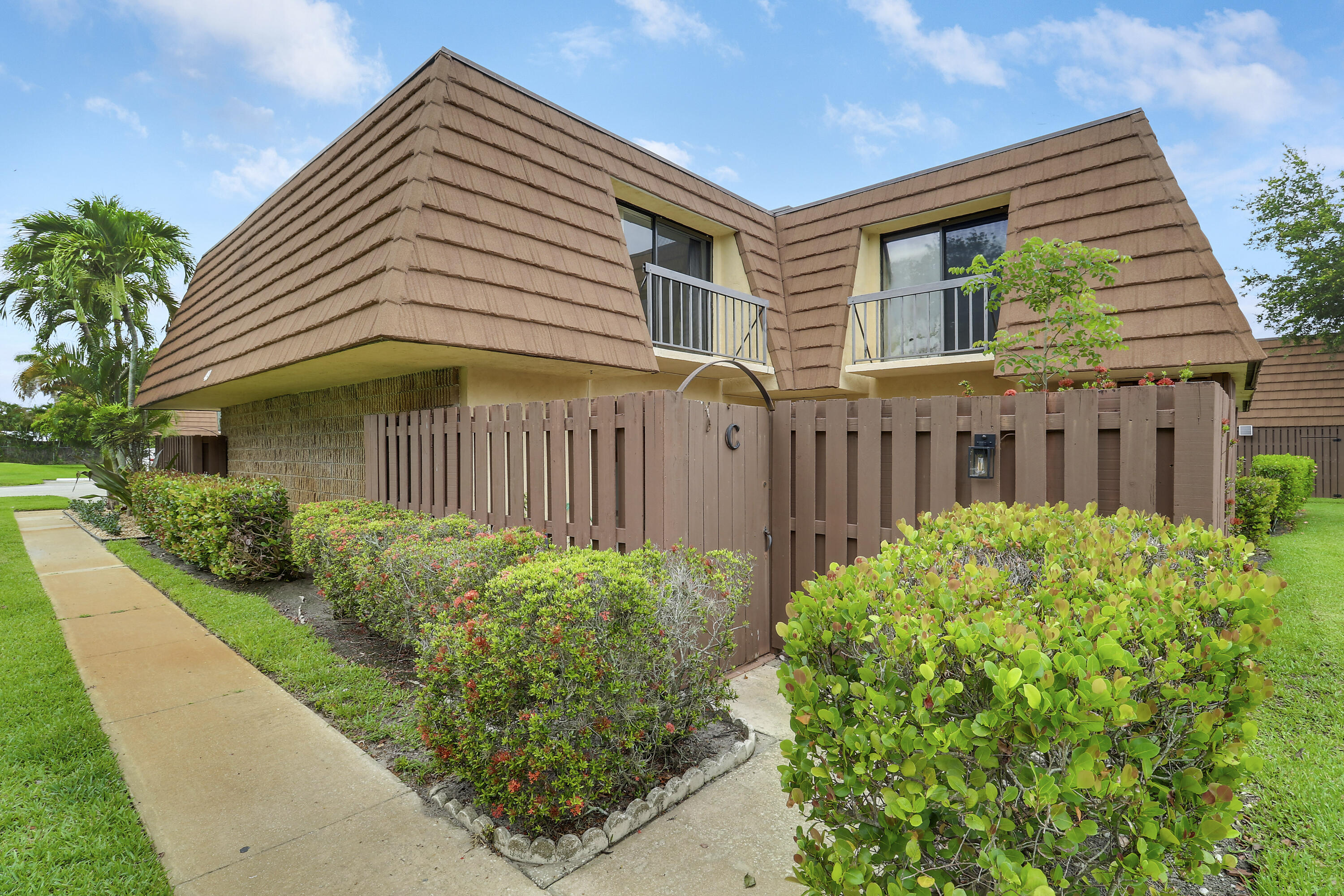 825 Center Street 49c