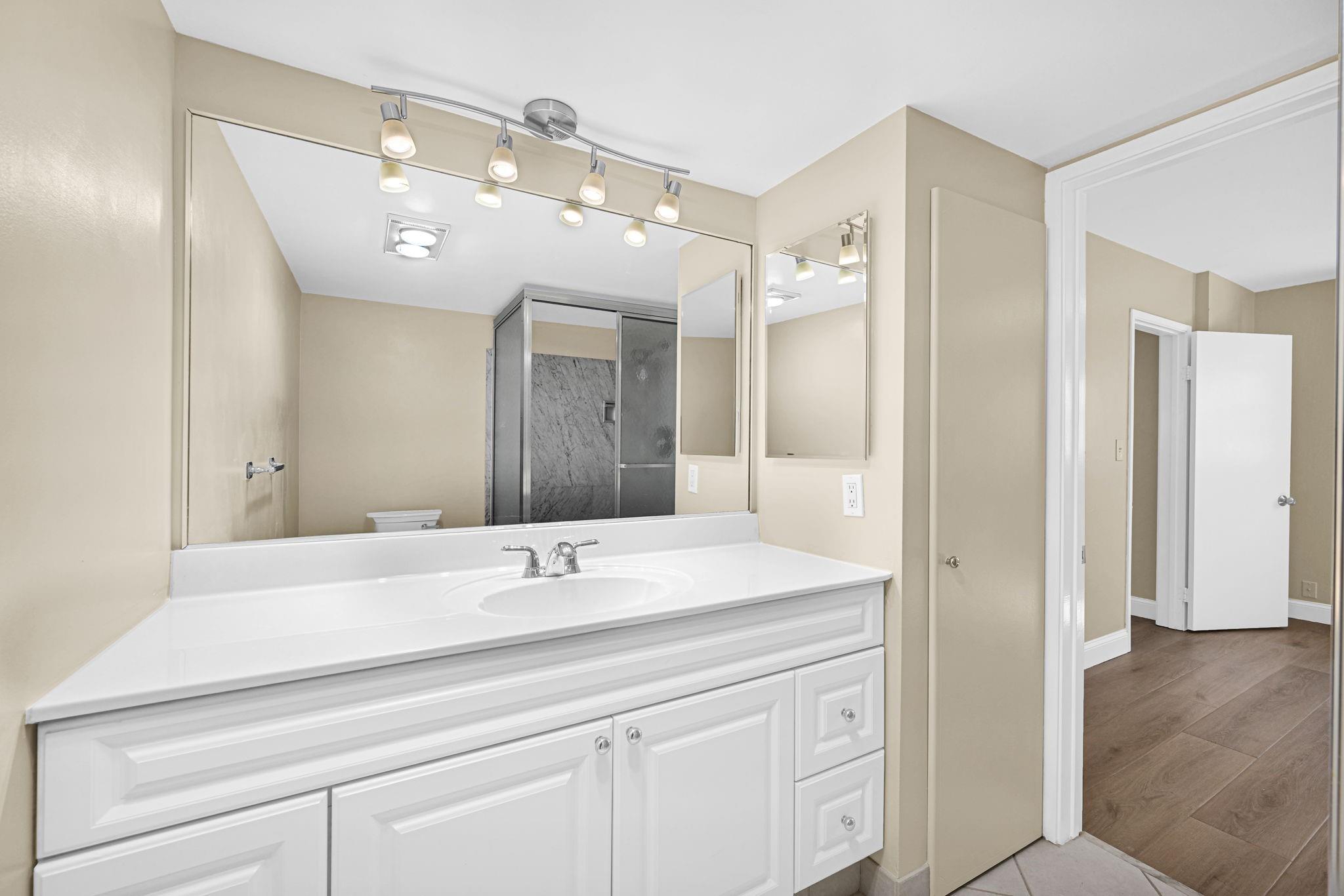 Hillsboro Colonnade Condo - Residential Lease