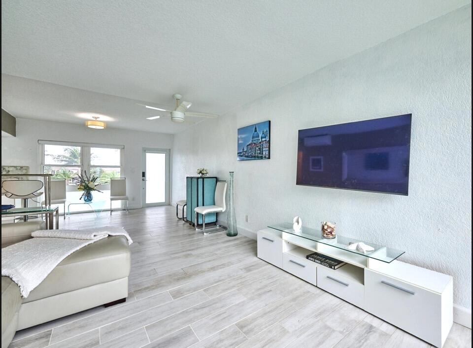 1043 Hillsboro Mile 21c