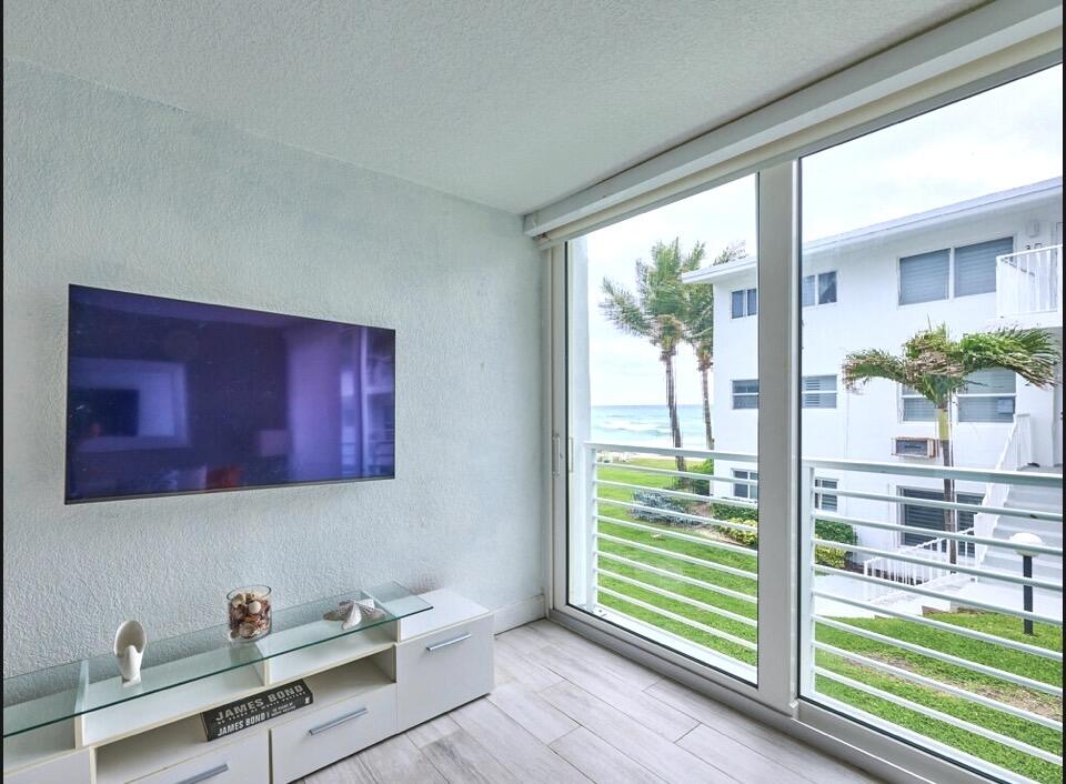 HILLSBORO MILE OCEAN APTS SEC 2 - Residential