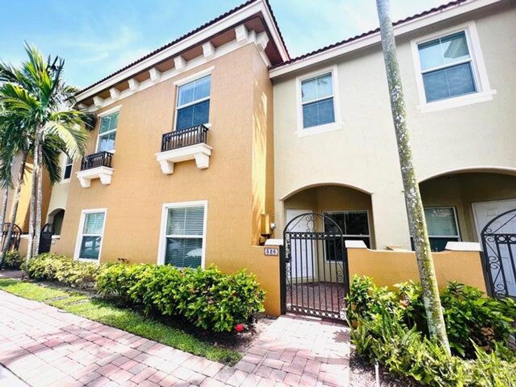Photo of 326 Lake Monterey Circle, Boynton Beach, FL 33426 (MLS # R11036726)