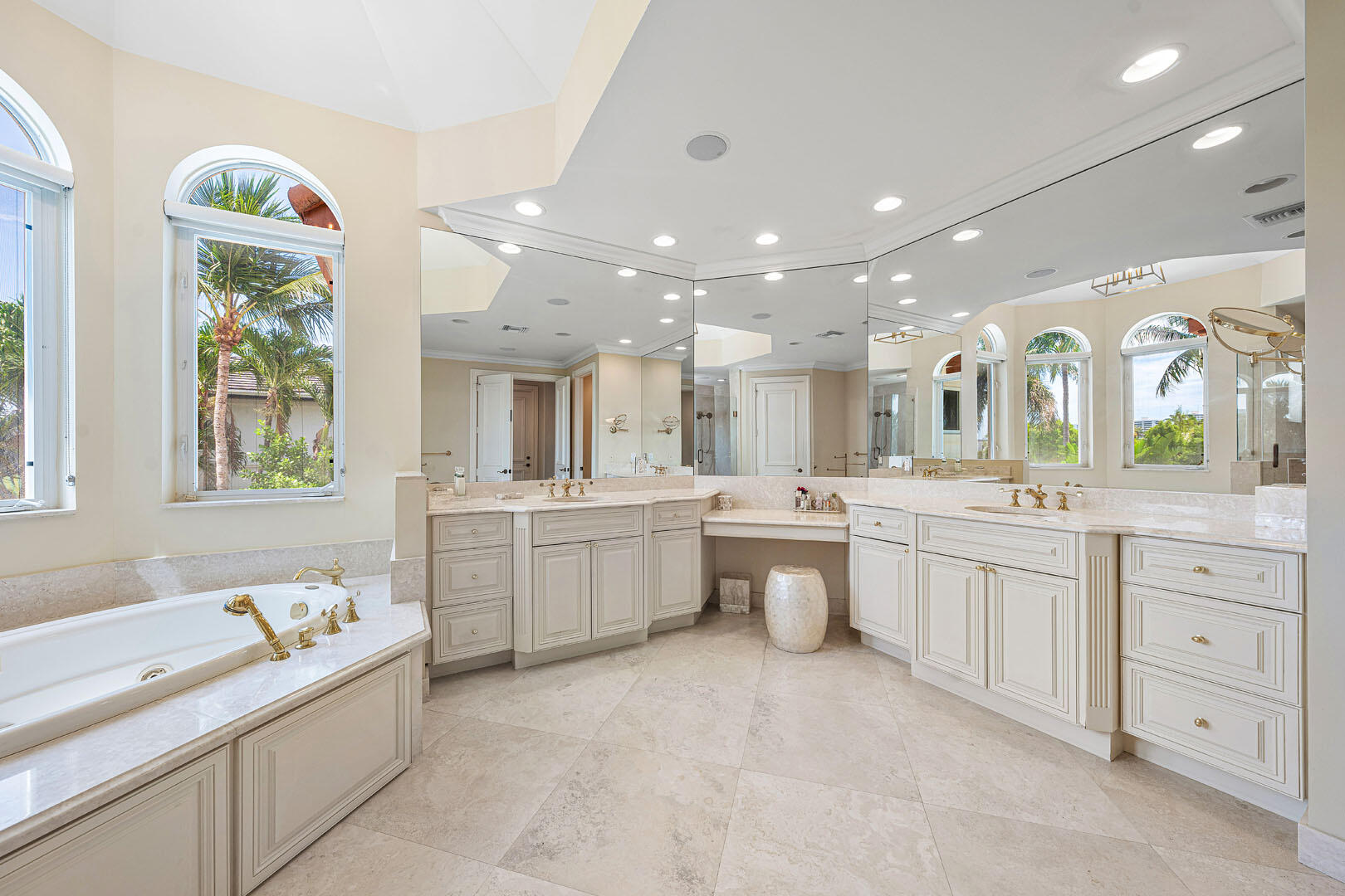 ROYAL PALM YACHT & COUNTRY CLUB - Residential
