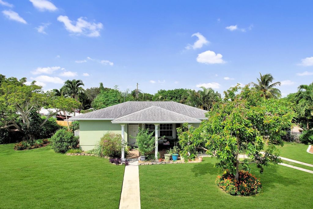 Photo of 3814 Nowata Road, Lantana, FL 33462 (MLS # R10908804)