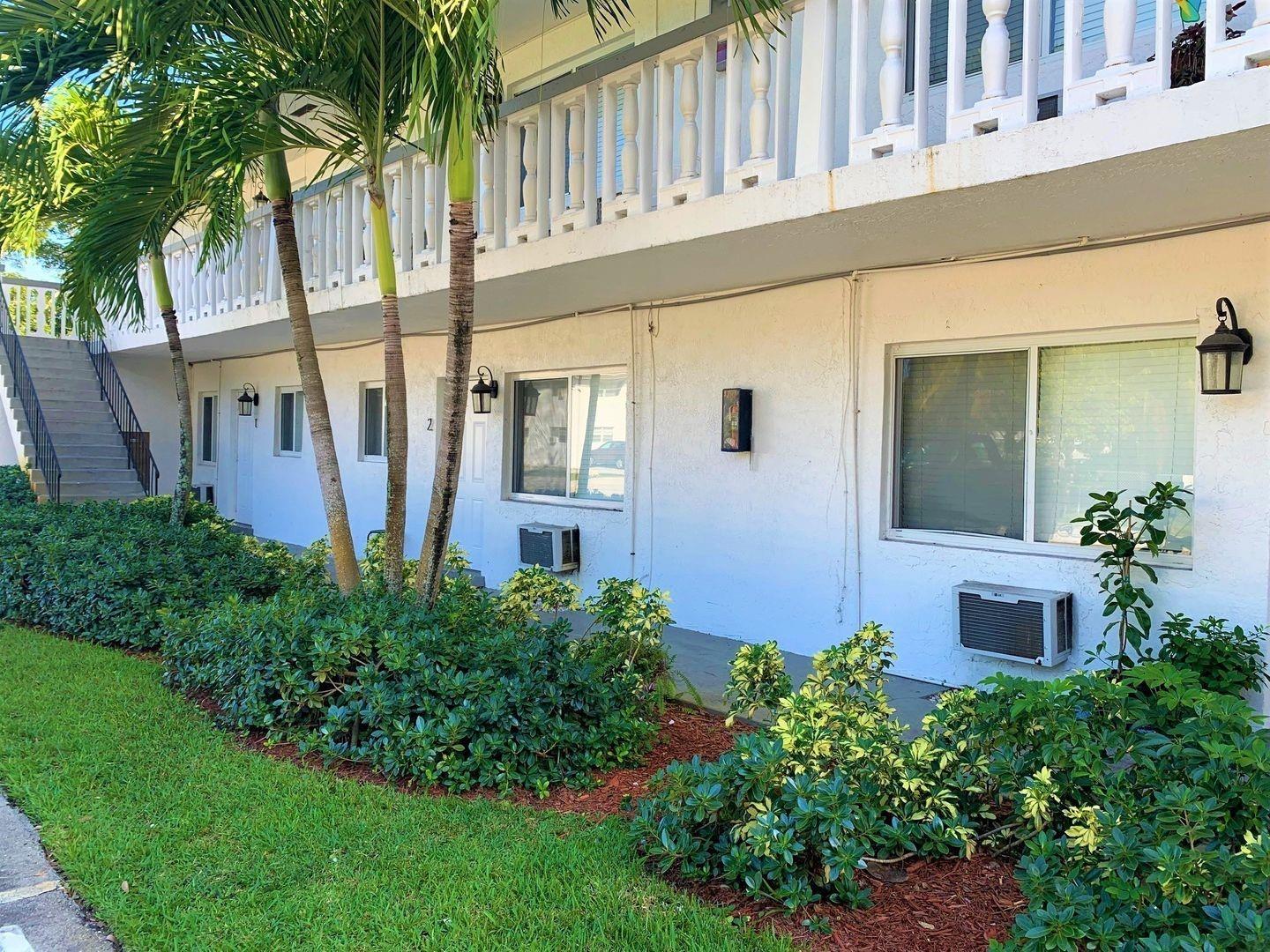 Welcome to this lovely ground floor 2 bed 1 bath apartment located in Fort Lauderdale, FL 33312.
This cozy and inviting apartment is perfect for those who want to experience the relaxed coastal lifestyle of one of South Florida's most charming cities. As you enter the apartment, you'll immediately notice the bright and airy atmosphere. The kitchen is fully equipped with a refrigerator and stove.